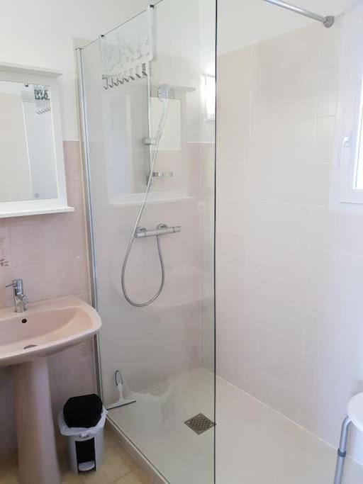 Residence Lou Cigaloun - Ana Location Gréoux-les-Bains المظهر الخارجي الصورة